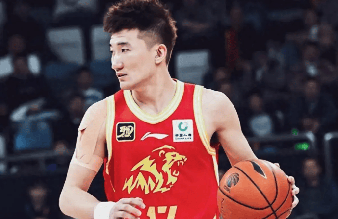 青岛队碾压国王，孙铭徽关键制胜的简单介绍