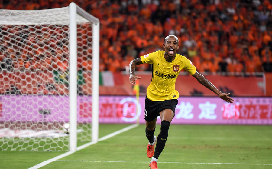 联赛实况披露：山东鲁能豪取六连胜登顶积分榜的简单介绍