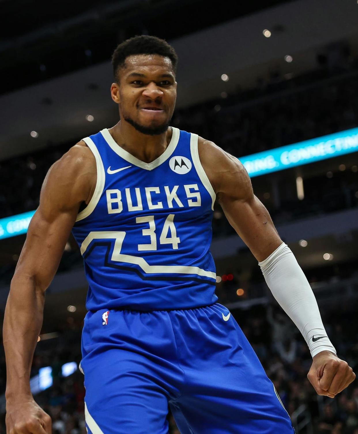 俄罗斯球员在全球篮球赛中展现超凡实力