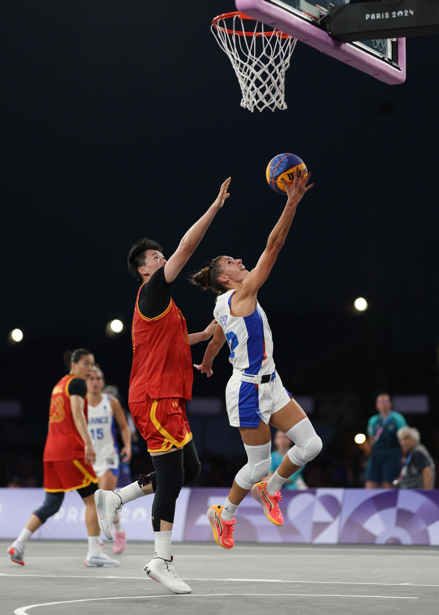 关于美国NCAA篮球锦标赛呈现激烈对抗，冠军之争激烈进行的信息