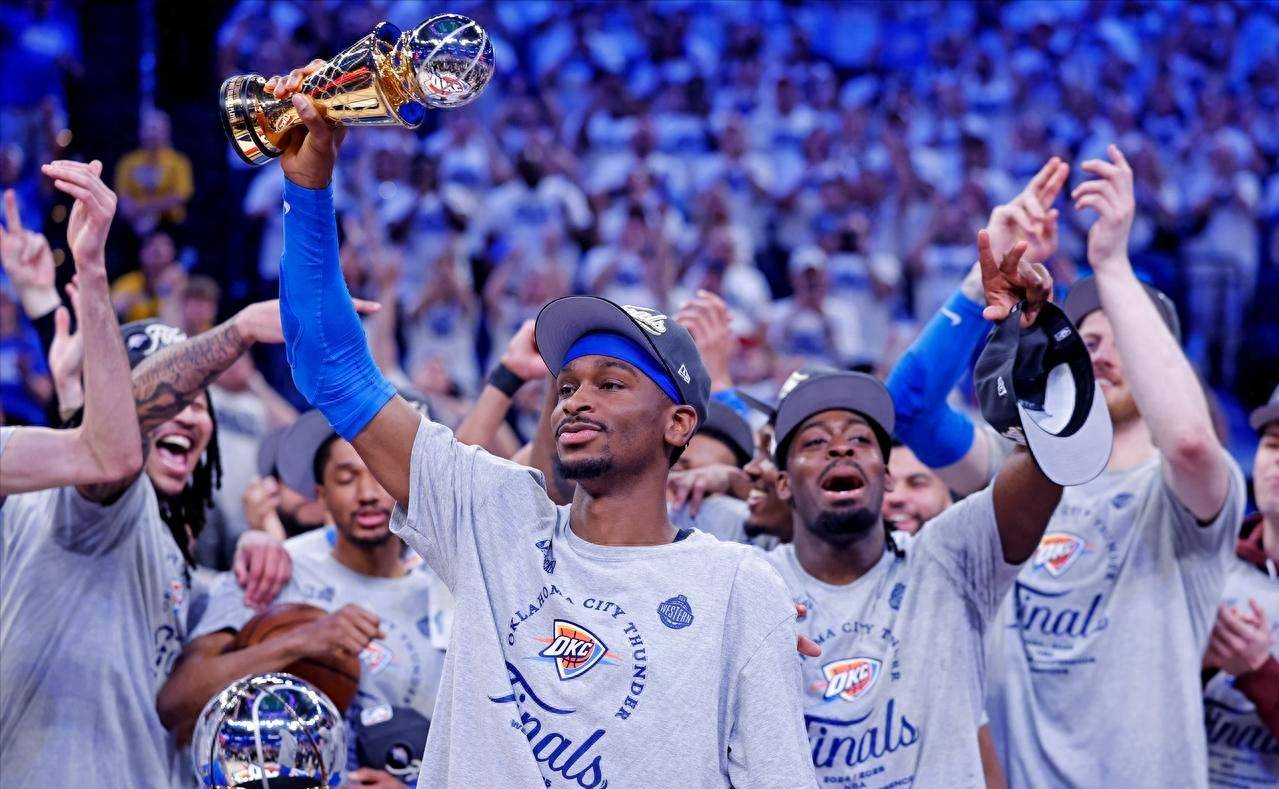 雷霆主场惊险胜出，全队高兴庆祝