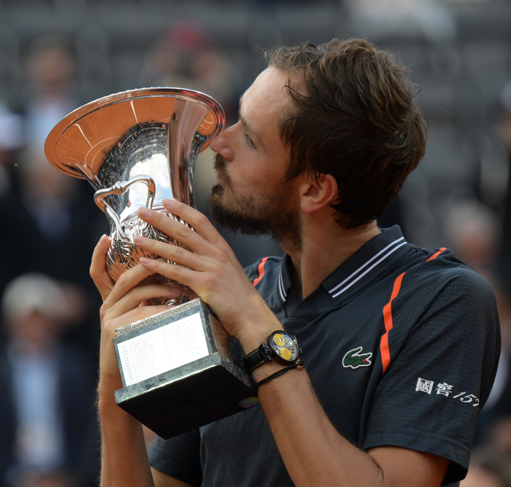 包含英国网球队完胜法国网球队，梅德韦杰夫送出助攻的词条