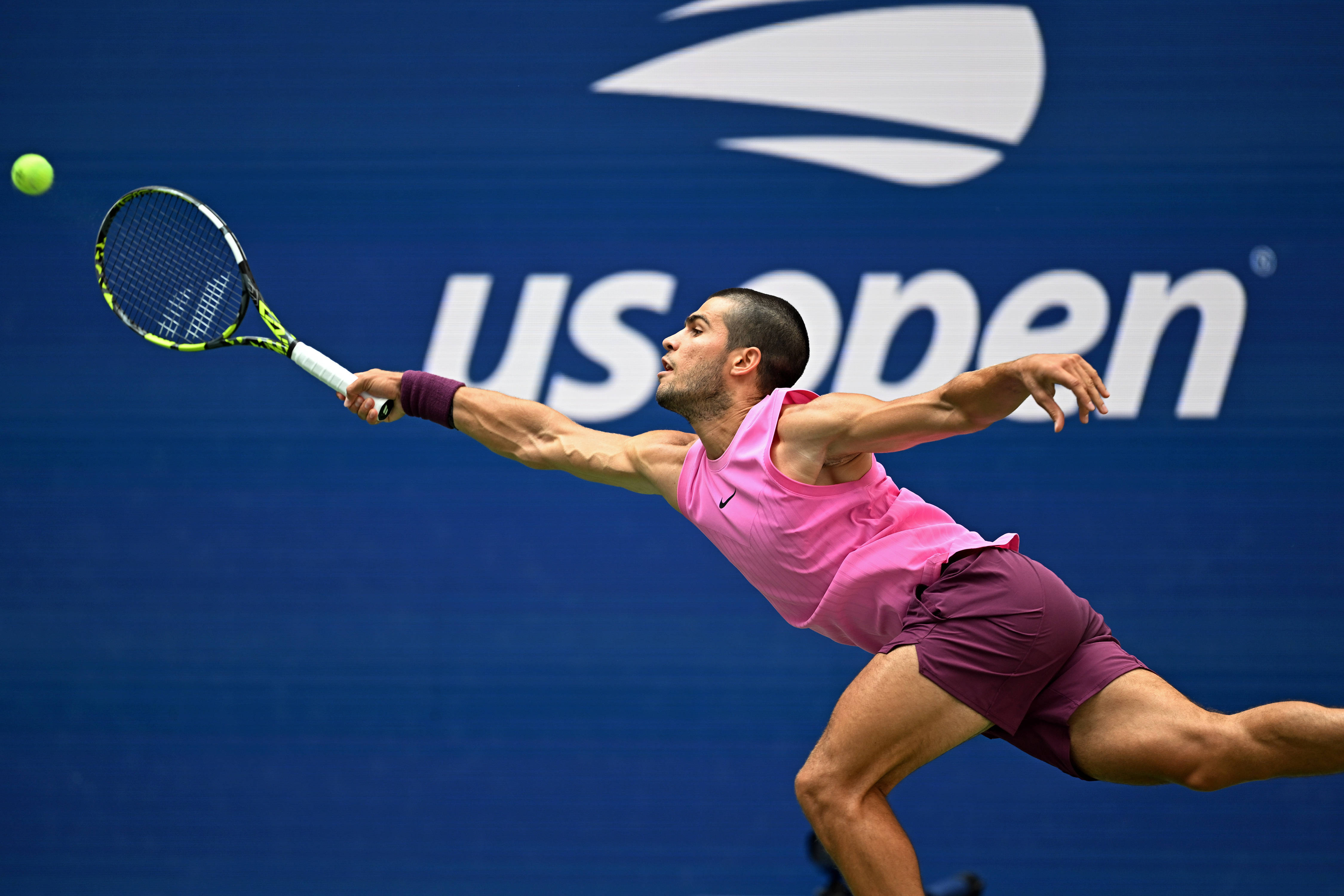 包含ATP总决赛绝杀年终总决赛，阿尔卡拉斯惊艳四座的词条