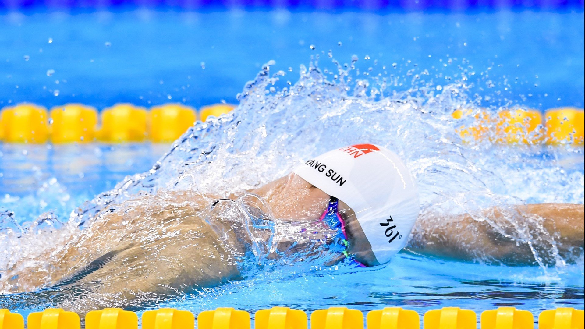 跃马孤骑破围城，当法拉利完胜红牛二队，汉密尔顿如何以肩扛起一片红