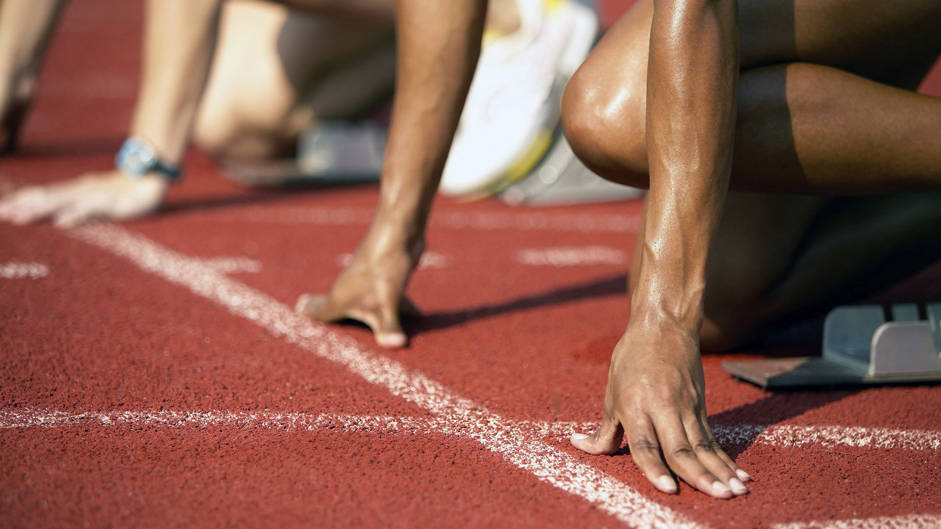 赛道上的绝对统治，佩雷兹驾驭迈凯伦力克红牛二队